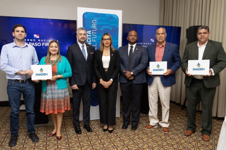 INADEH entrega acreditaciones a 23 centros públicos y privados de capacitación